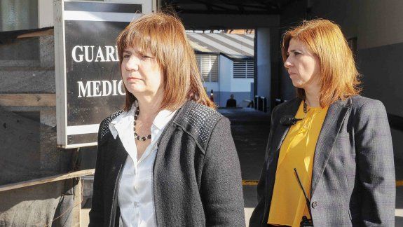 La ministra Patricia Bullrich, ayer, al visitar al oficial internado.