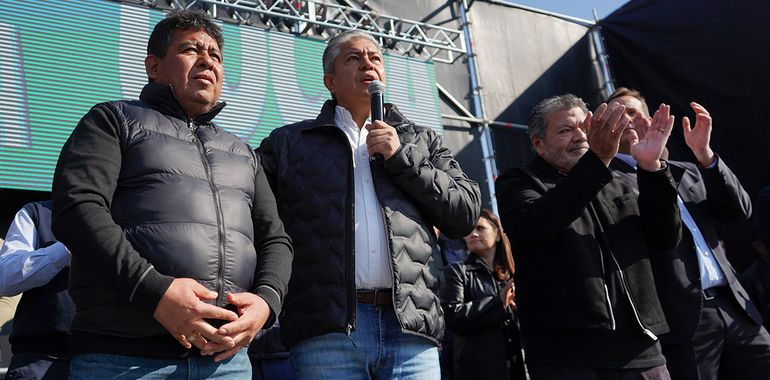 Juan Carlos Levi, Rolando Figueroa, Gerardo Martínez y Lucas Castelli en el multitudinario acto en Añelo. Juan Carlos Levi, Rolando Figueroa, Gerardo Martínez y Lucas Castelli en el multitudinario acto en Añelo.