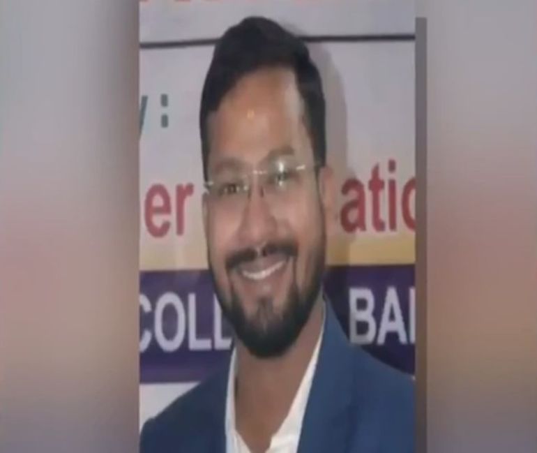 El profesor acusado por la joven que se prendió fuego y murió en una universidad de India. El profesor acusado por la joven que se prendió fuego y murió en una universidad de India.