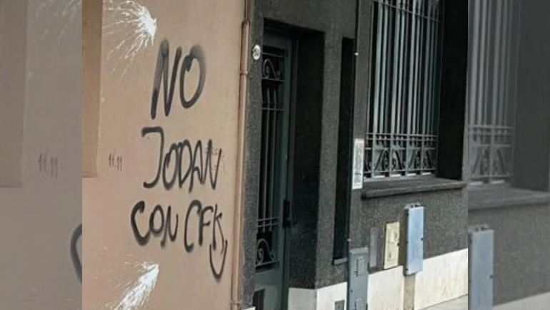 No jodan con CFK decía la pintada en el histórico edificio de radio Rivadavia.