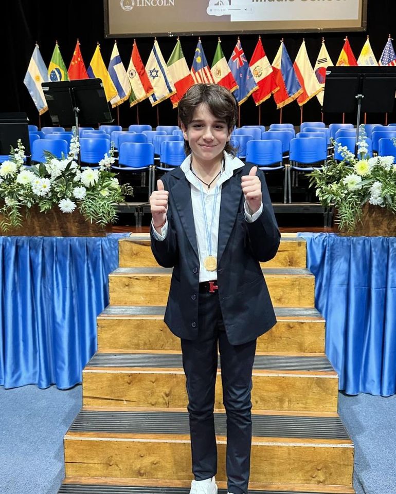 El hijo de Zulemita Menem terminó la primaria. El hijo de Zulemita Menem terminó la primaria.