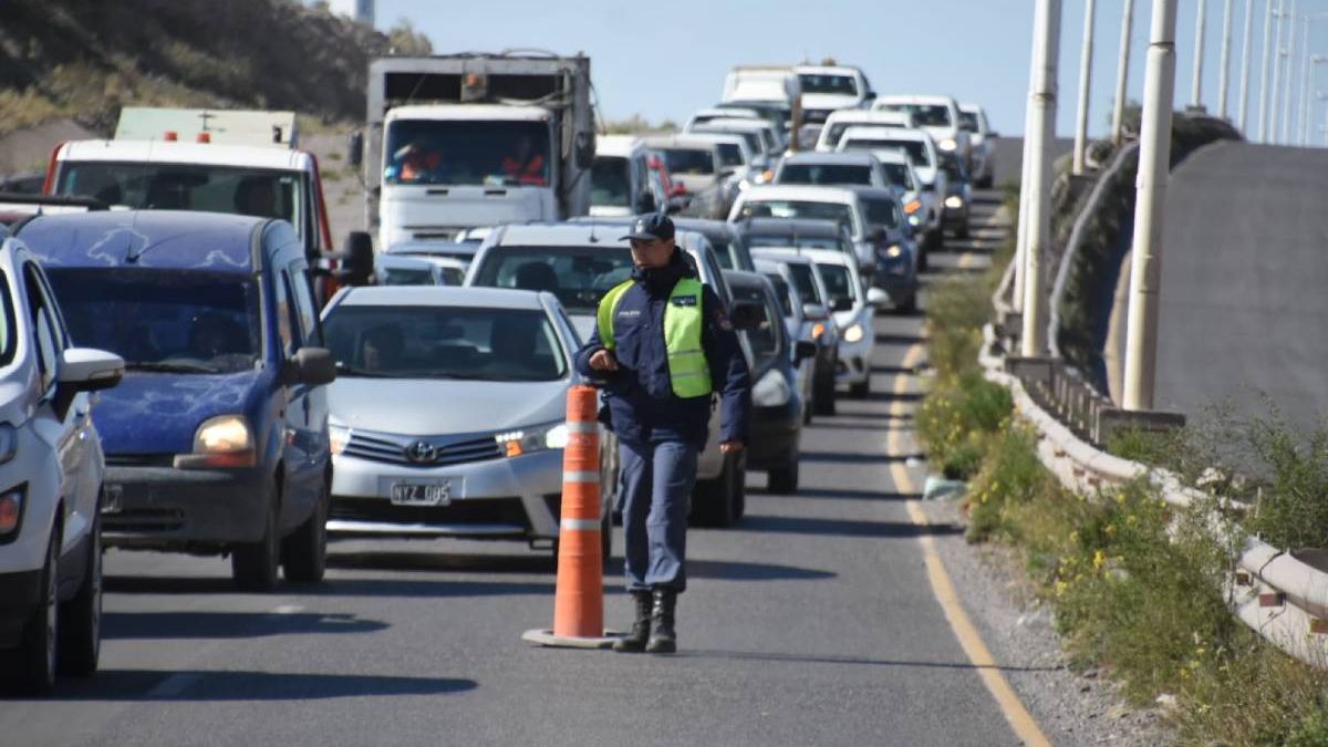 Proponen que los extranjeros paguen multas por infracciones viales en Neuquén thumbnail