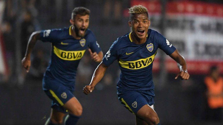 Wilmar Barrios festeja el gol con el que Boca Juniors superó de visitante al conjunto de Estudiantes