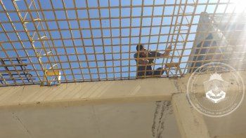 atrapan a tres presos cuando intentaban fugarse con una ingenioso truco casero atrapan a tres presos cuando intentaban fugarse con una ingenioso truco casero