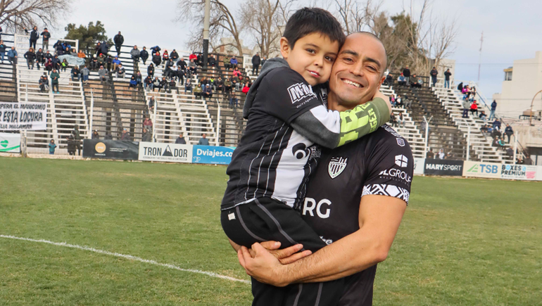 Damián Jara con su hijo en La Visera. Un día para guardar en la memoria. Fotos: Anahí Cárdena