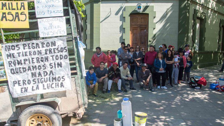 La protesta de los chacareros incluyó parte de sus animales: llevaron hasta los chanchos y armaron un improvisado corral en Roca y La Rioja.
