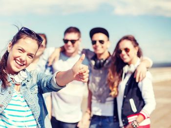 La ciencia lo confirma: a esta edad baja la felicidad (y cuándo vuelve a subir)