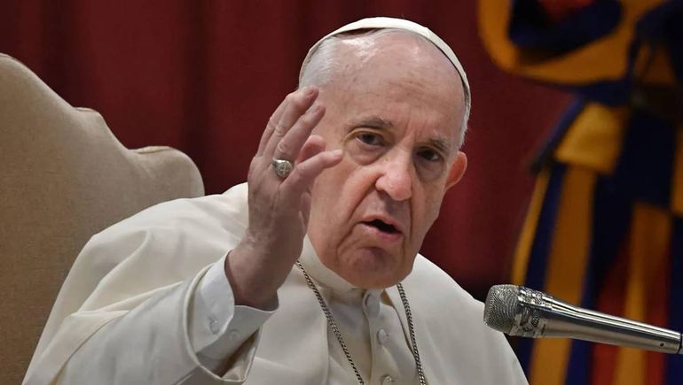 El papa Francisco tiene neumonía bilateral y su estado es complejo