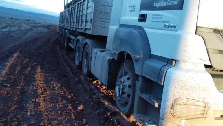 El hombre fue por el camino indicado por el GPS, pero estaba en muy malas condiciones. El hombre fue por el camino indicado por el GPS, pero estaba en muy malas condiciones.