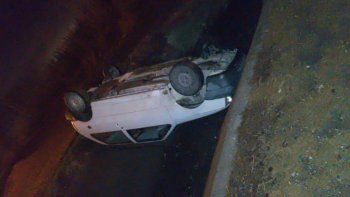 Cipoleña no vio el puente y cayó con su auto a un canal