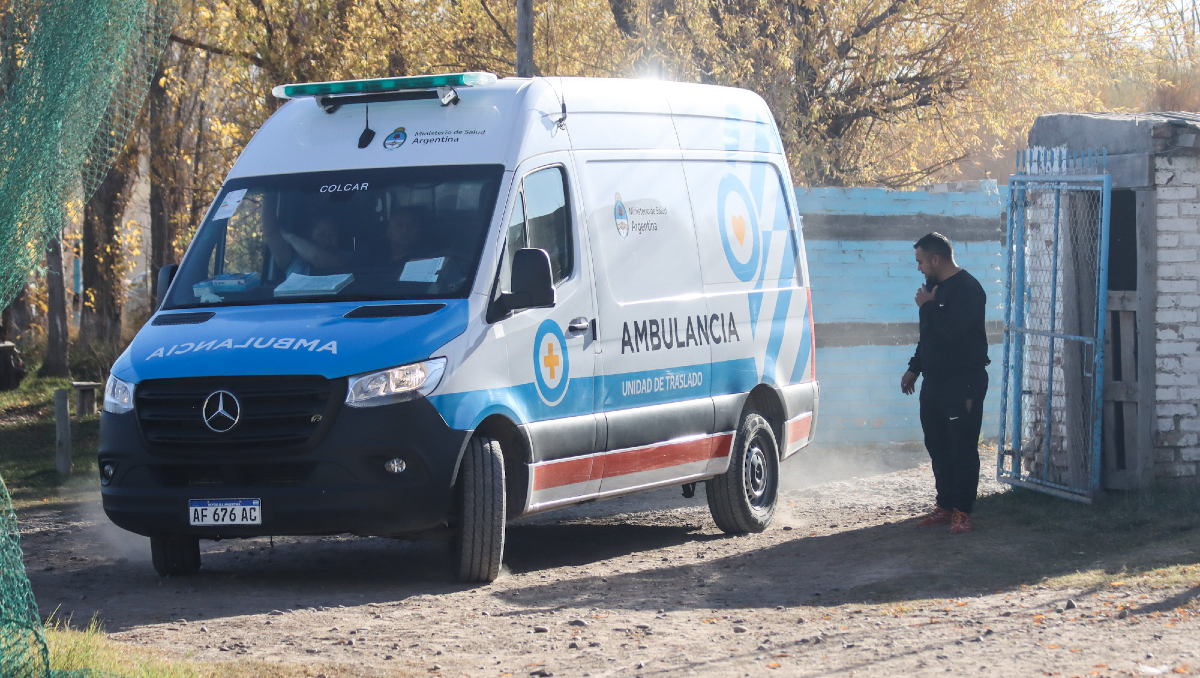 La ambulancia ingresando a la cancha, minutos después del golpe. Foto: Anahí Cárdena