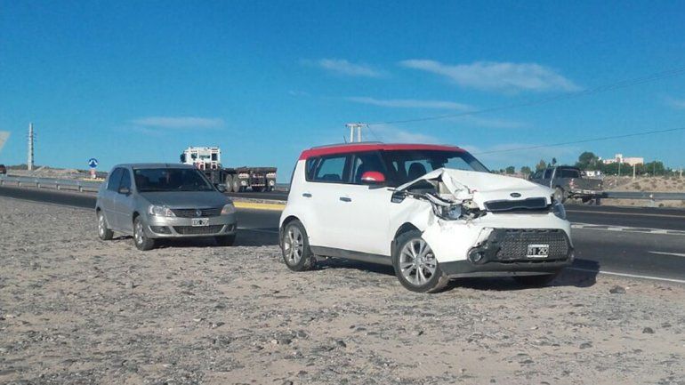 Giró en U sobre el tercer puente y chocó a una camioneta