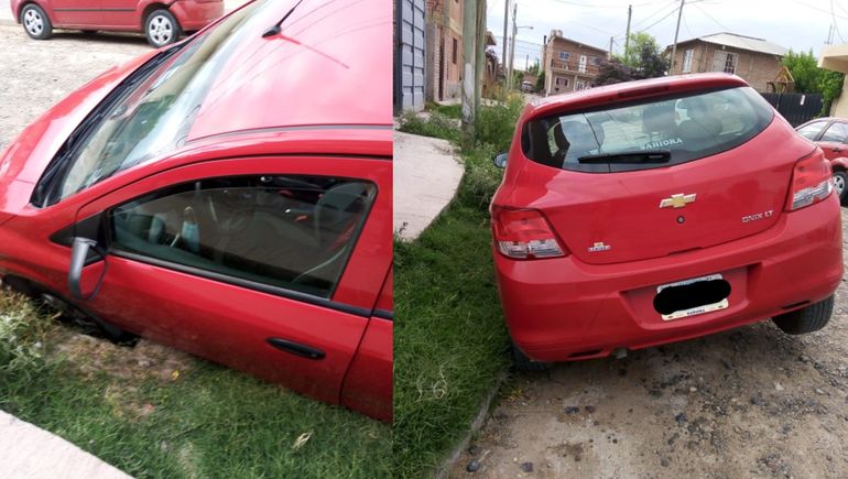 Un auto quedó encajado en una alcantarilla sin tapa