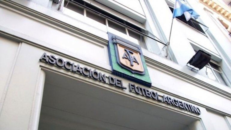 Los dirigentes tomaron la medida reunidos junto al CF y la B Nacional.