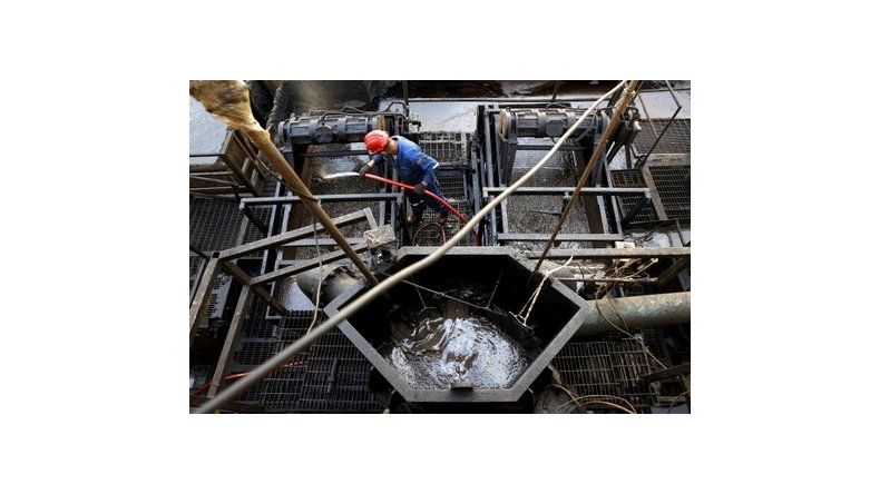 IMAGEN DE ARCHIVO. Flujo de perforación en un contenedor en un pozo petrolero operado por la petrolera estatal PDVSA, en el cinturón del Orinoco, cerca de Cabrutica en el estado de Anzoategui. 16 de IMAGEN DE ARCHIVO. Flujo de perforación en un contenedor en un pozo petrolero operado por la petrolera estatal PDVSA, en el cinturón del Orinoco, cerca de Cabrutica en el estado de Anzoategui. 16 de