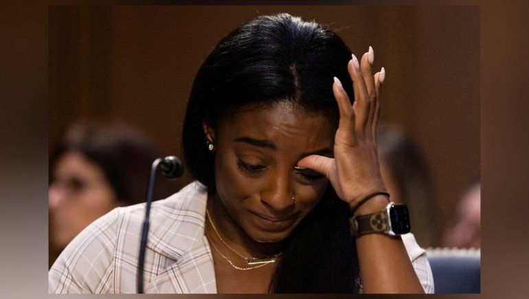 Las lágrimas de Simone Biles tras exponer en la causa que investiga a Larry Nassar por abuso sexual.