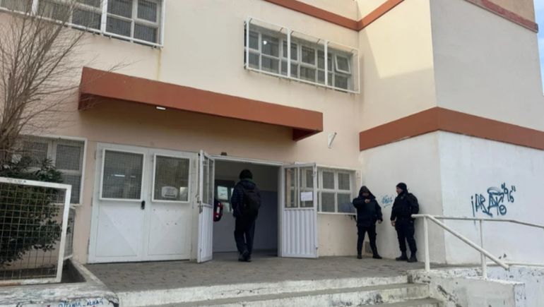 La Escuela 745 de Comodoro Rivadavia: pusieron custodia en los horarios de entrada y salida de los alumnos, y buscan determinar de dónde provino la amenaza.