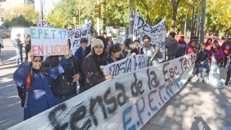 Alumnos de la EPET &nbsp;protestaron en la Gobernación.