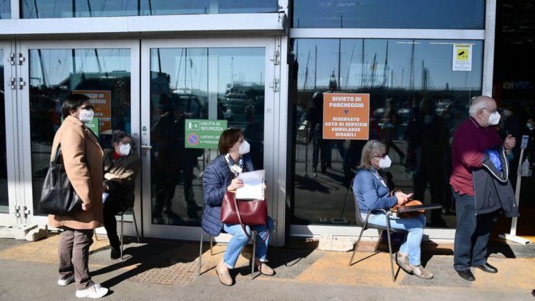 Coronavirus: dos hombres incendian un centro de vacunación en Italia