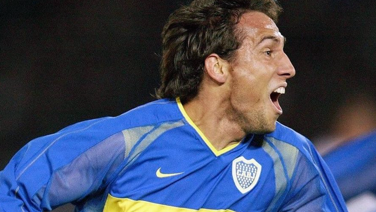 Matías Donnet festeja tras convertir un gol para Boca Juniors ante A. C. Milan el 14 de diciembre de 2003.