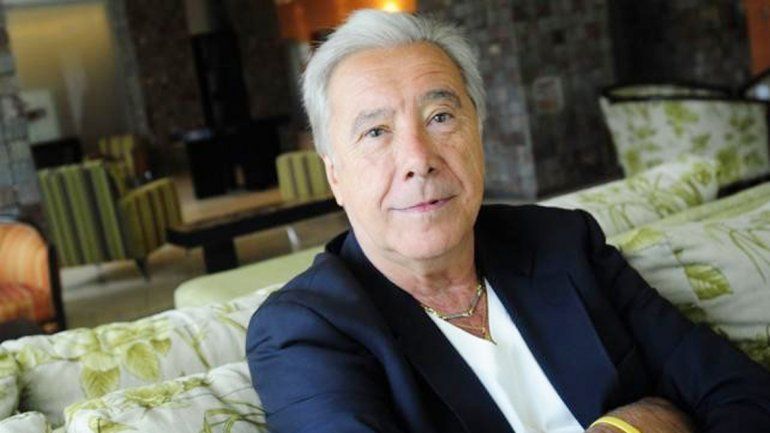 Al conductor le habrían ofrecido bailar junto a Mora Godoy.