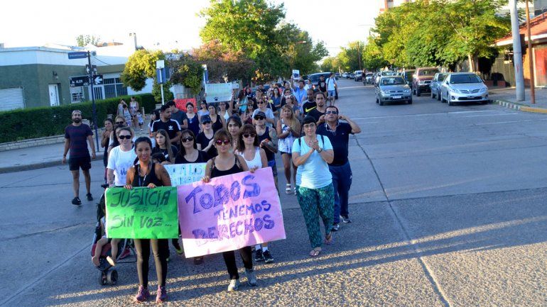 Los vecinos reclamaron por sus mascotas y para que haya justicia pronto.