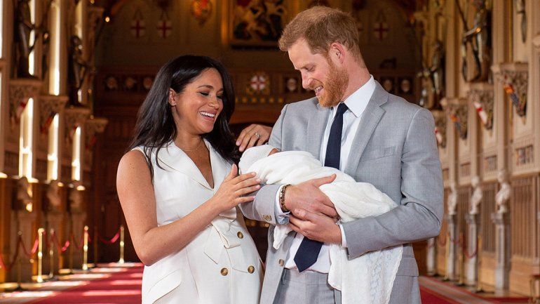 Echan a periodista por tratar de mono al hijo del príncipe