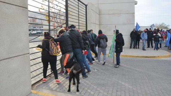 Momentos de extrema tensión se vivieron en las inmediaciones de la Legislatura por una protesta de ATE.