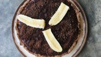 Una torta bomba con banana, chocolate y dulce de leche