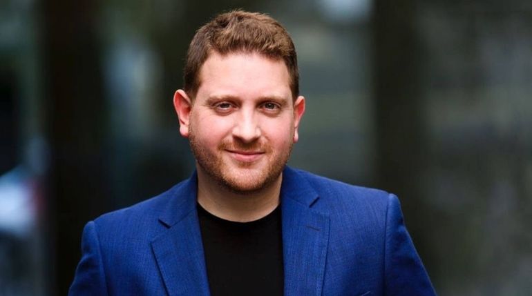 El periodista y politologo Jonatan Viale es el conductor del programa político más visto del cable