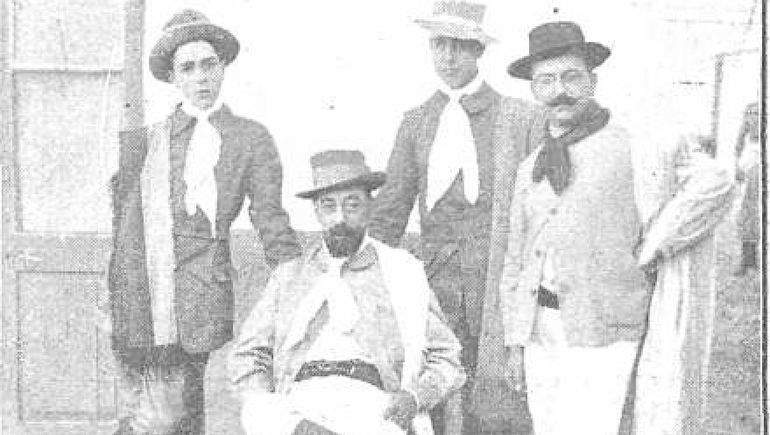 Alejandro Sorondo, secretario de la Cámara de Diputados, sus hijos y el doctor Rodolfo Moreno, acampando en Las Lajas.