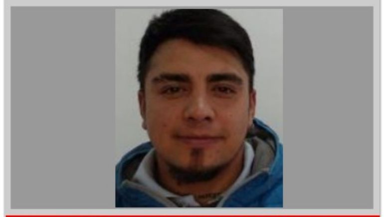 Un delincuente reincidente violó la prisión domiciliaria y es buscado intensamente