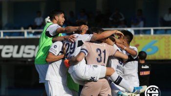 el lobo paso por penales y enfrenta a river en semis