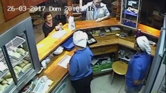 Un hombre agredió a una empleada de la Terminal de Cipolletti y quedó escrachado por las cámaras