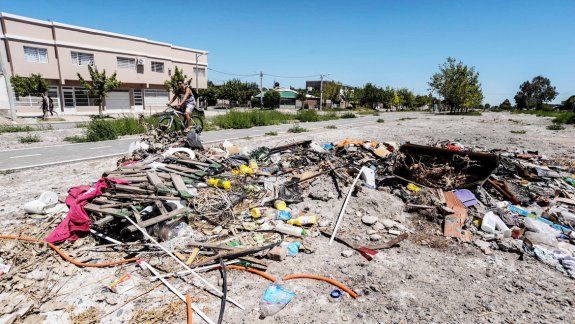 Colchones, tarros de pintura, botellas y todo tipo de basura son arrojados sin control en cercanías de las vías.