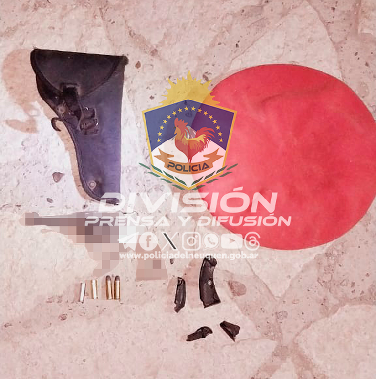 El revólver con municiones secuestrado por la Policía. El revólver con municiones secuestrado por la Policía.