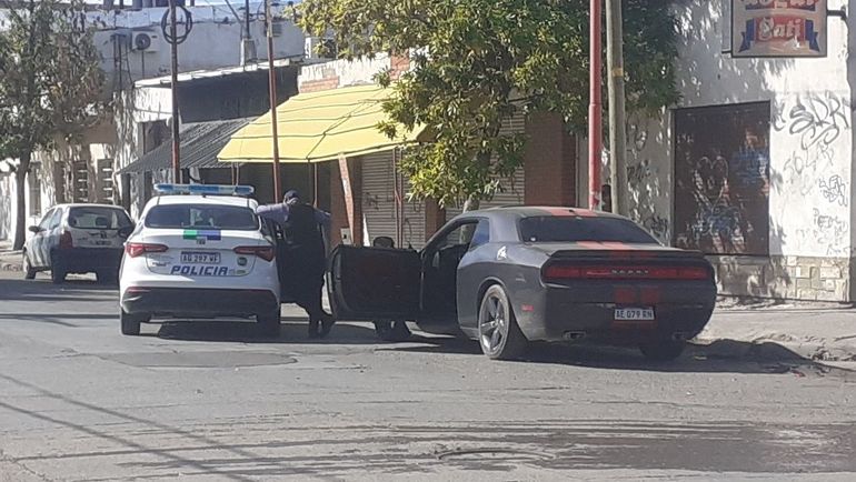 La Policía secuestró un auto deportivo y hubo tensión en el operativo.