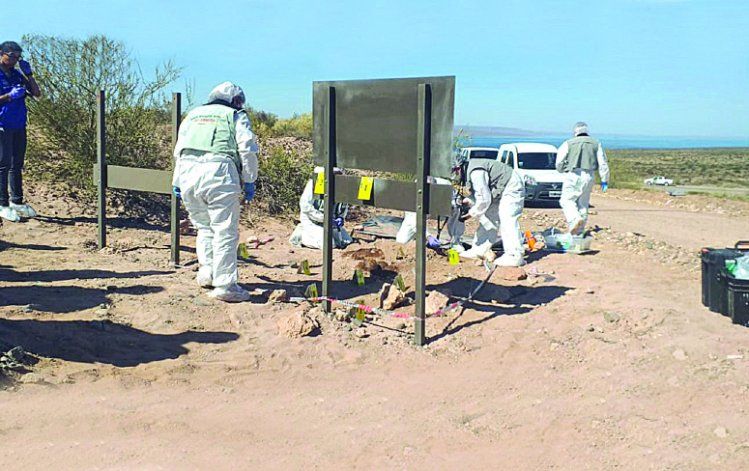 Criminalísticos y médicos forenses relevan y levantan el cadáver hallado. Criminalísticos y médicos forenses relevan y levantan el cadáver hallado.