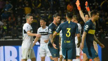 Todo Gimnasia festeja el gol de Hurtado sobre la hora, el responsable de que la Copa Argentina 2018 no tenga Superclásico. Los de Boca lo sufren.