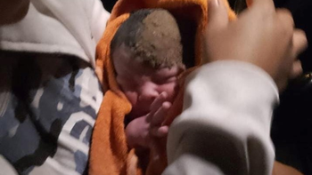 balsa las perlas: pario a su beba en la calle y la auxilio un vecino balsa las perlas: pario a su beba en la calle y la auxilio un vecino