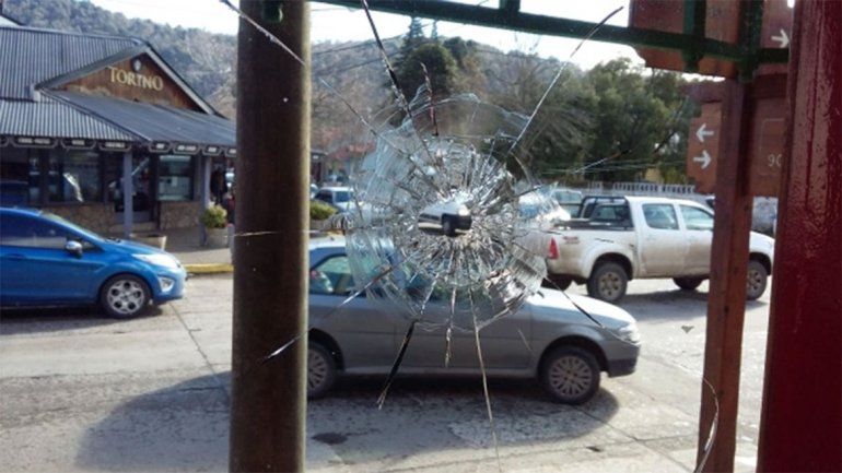 Dos bandas se cruzaron en pleno centro de San Martín de los Andes: hubo disparos