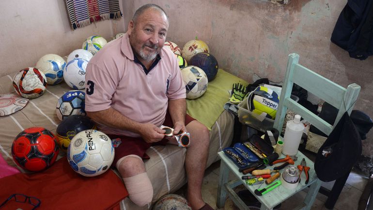 Repara pelotas de fútbol a mano y le llueven los pedidos