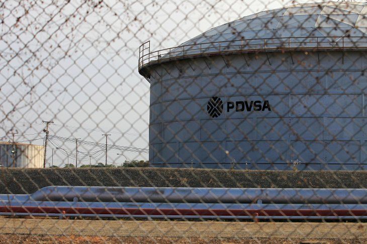 Foto de archivo ilustrativa del logo de PDVSA en una instalación de la petrolera en Lagunillas Ene 29, 2019. REUTERS/Isaac Urrutia