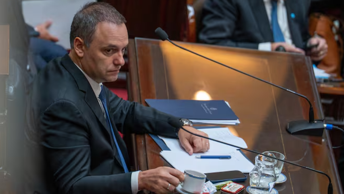 Un nuevo pago de dólares en efectivo comprometen a Manuel Adorni.