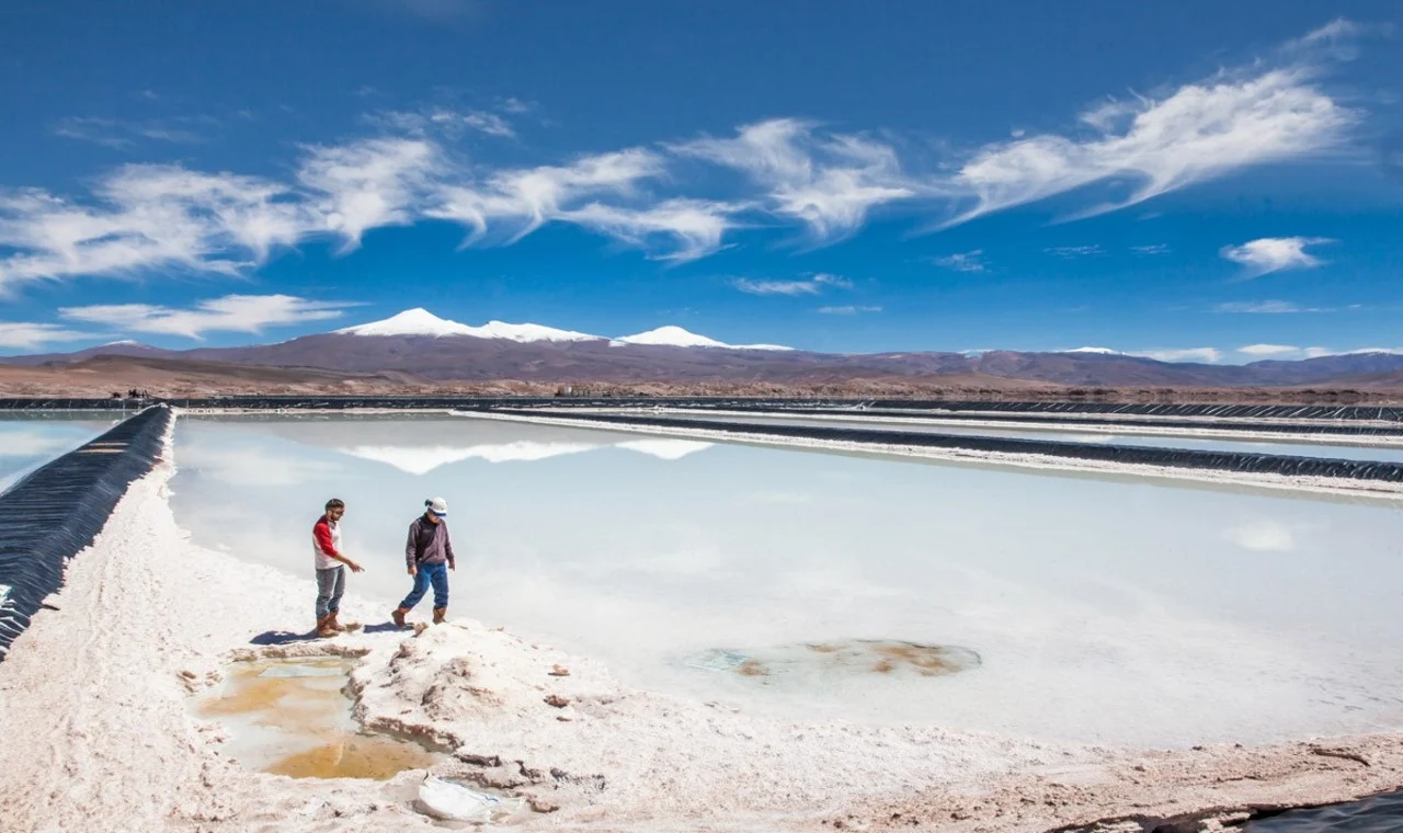 Extracción de litio en el NOA: Argentina posee recursos totales por 216,32 MTn de LCE a febrero de 2026.