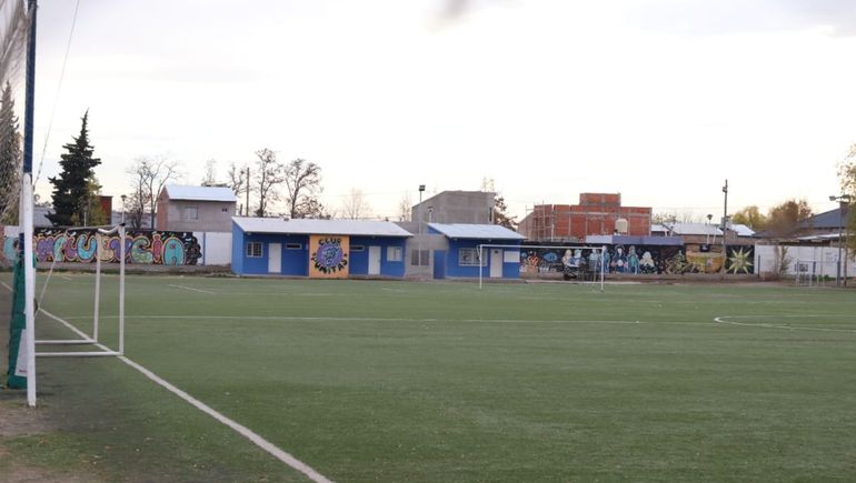 La cancha de césped sintético de barrio Confluencia en medio de una disputa