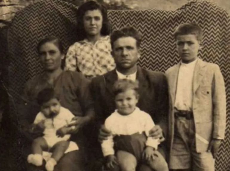 Isidro Belver (al medio) junto a su familia. Isidro Belver (al medio) junto a su familia.