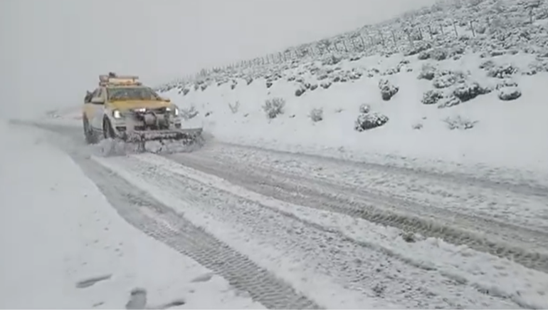 Mirá como funciona la camioneta 4x4 barredora de nieve en el norte neuquino