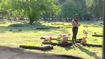 grabaron un video porno en un cementerio y los denunciaron por profanar la tumba de un nino