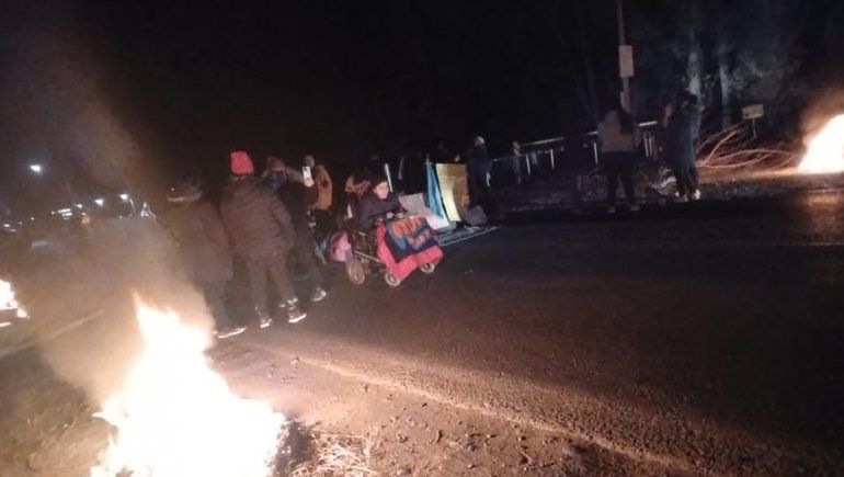 Estudiantes y docentes de El Chañar cortan por completo la Ruta 7